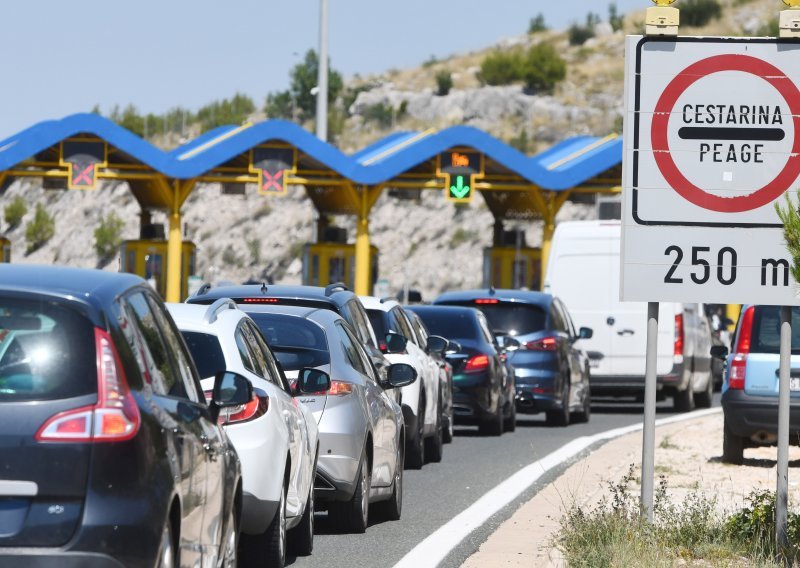 Povratak Hrvata s produženog vikenda: Na autocestama se stvaraju dugačke kolone