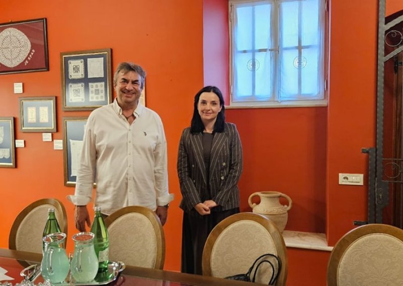 Ovo je kandidat koji je cijeli dan stajao na biračkom mjestu i 'žicao' glasove