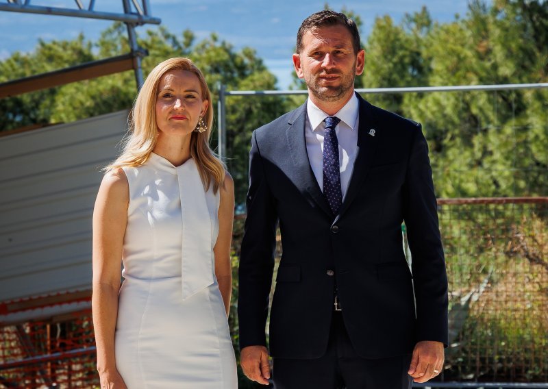 Na izborima su se redom nosili bež i bijeli stajlinzi, a to nije bila slučajnost