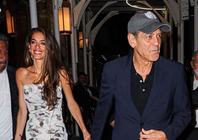 Amal Clooney je zablistala u haljini kojoj je nemoguće naći manu, a George nije ispuštao njezinu ruku