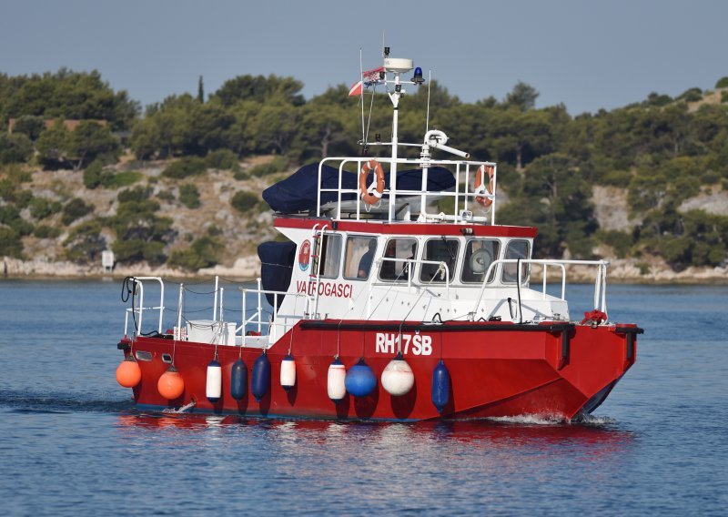 Buknuo požar na brodici, sjurili se vatrogasci
