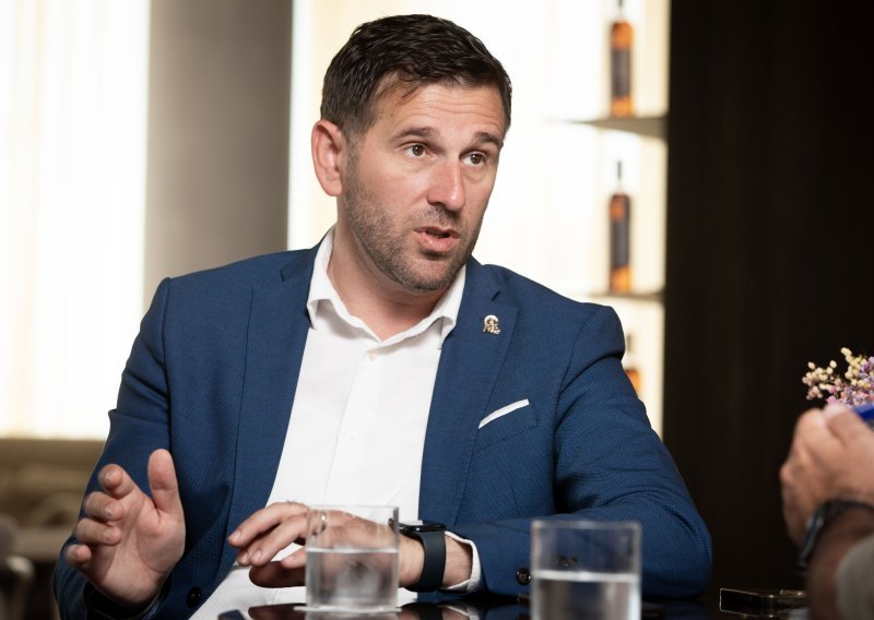 Dubrovački i splitski gradonačelnik zajedno će tražiti stroža pravila za taksiste