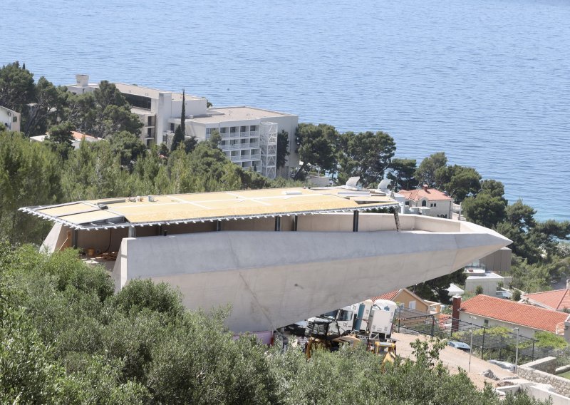 FOTO Pogledajte nesvakidašnju građevinu u Baškoj Vodi