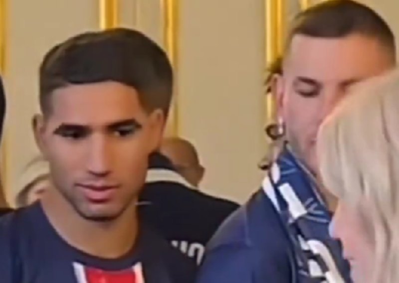 Pogledajte kako igrači PSG-a gledaju Macronovu suprugu na svečanom prijemu; video je postao hit
