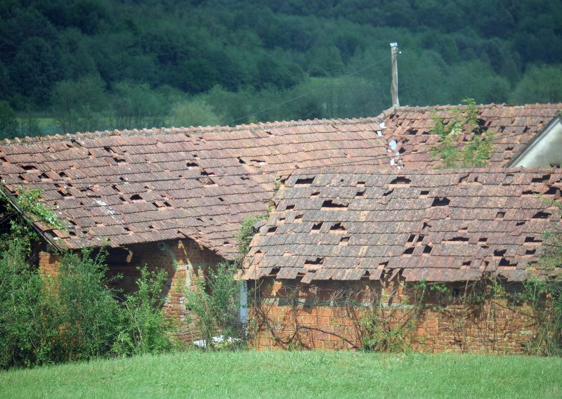 Kroz Sloveniju protutnjalo snažno nevrijeme: Tuča bušila krovove na kućama
