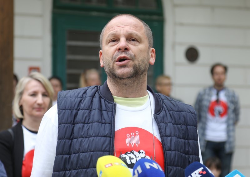 Nobilo je još u travnju osnovao stranku. Zanimljivo je tko je bio na osnivačkoj skupštini