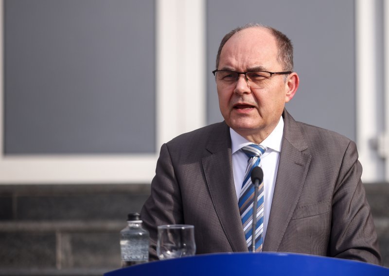 Schmidt: PIC oštro osuđuje postupke vlasti RS, o izbornom zakonu valja razgovarati