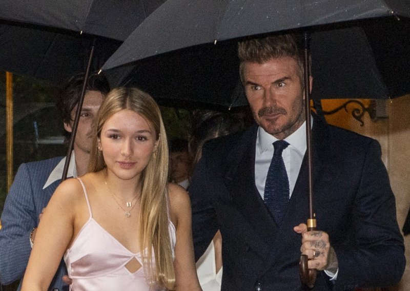 Teško je reći koja ima bolji stajling, Victoria ili Harper Beckham: Ova haljina je čisto savršenstvo