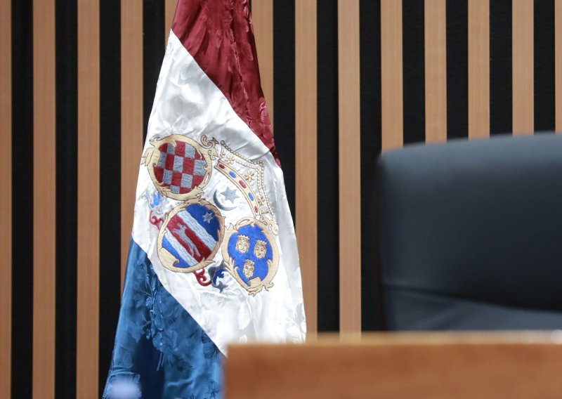 U Sabornici ovješena replika trobojnice iz vremena bana Jelačića