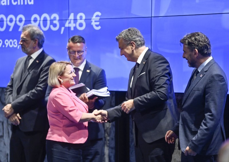 Plenković i Fuchs dodijelili još 31 ugovor za izgradnju i dogradnju osnovnih škola