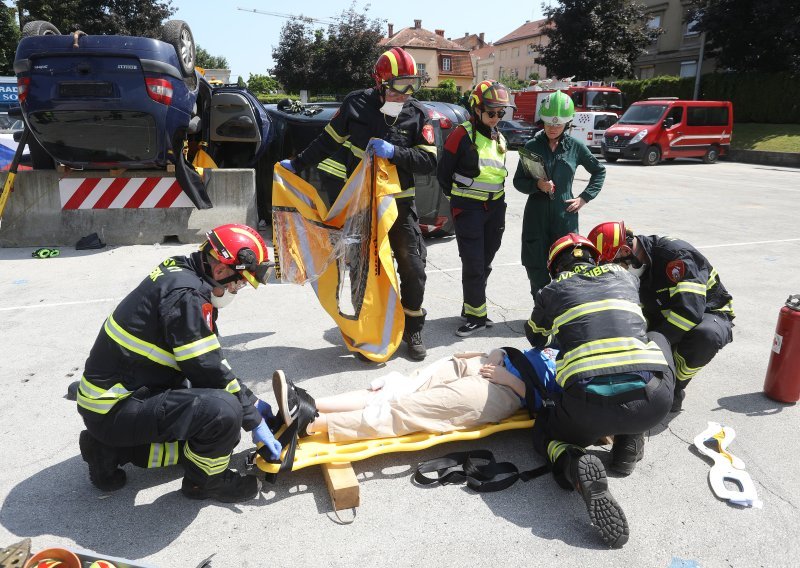 Pogledajte akciju spašavanja unesrećenih osoba iz vozila