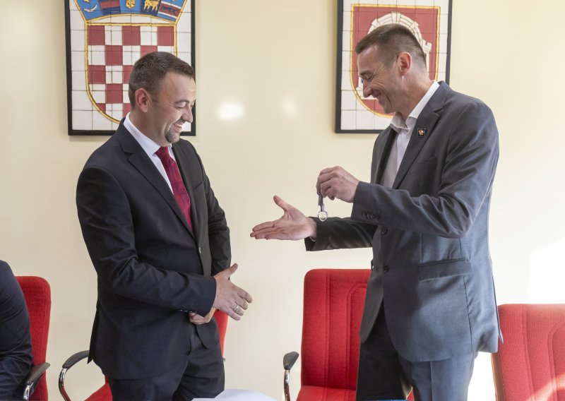 Penava u Vukovaru predao vlast Pavličeku: Potrebno je puno znanja, energije i sreće