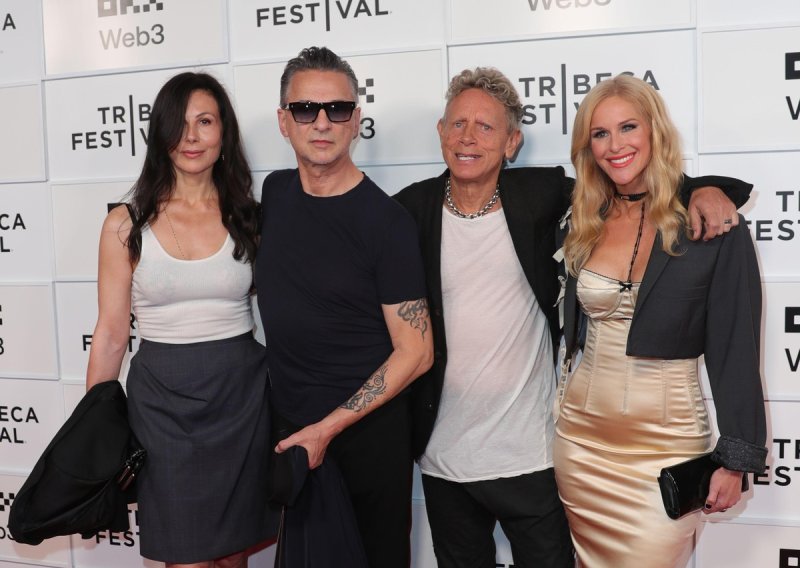Rijetki trenutak na crvenom tepihu: Članovi benda Depeche Mode pozirali sa suprugama