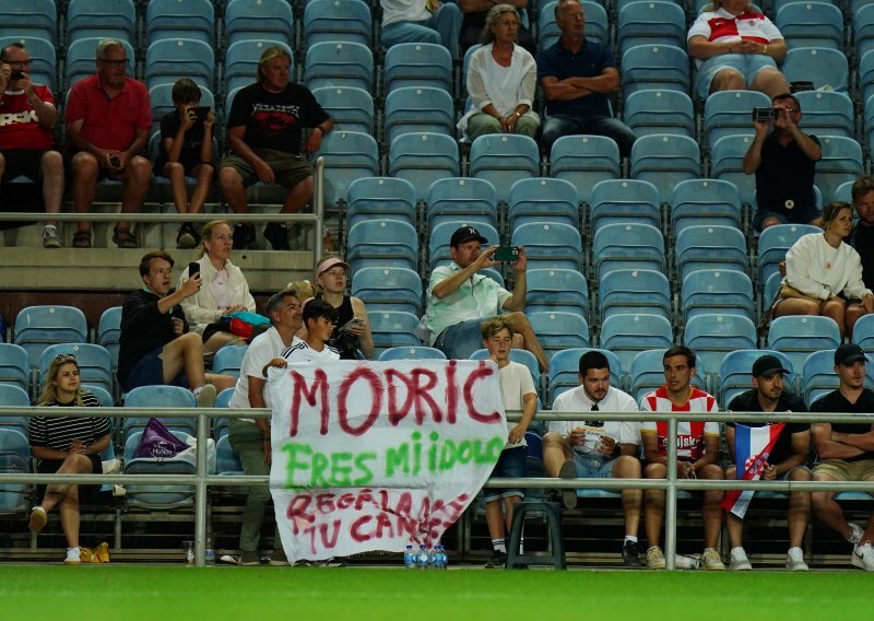 Pogledajte kakav je transparent dočekao Modrića u Portugalu