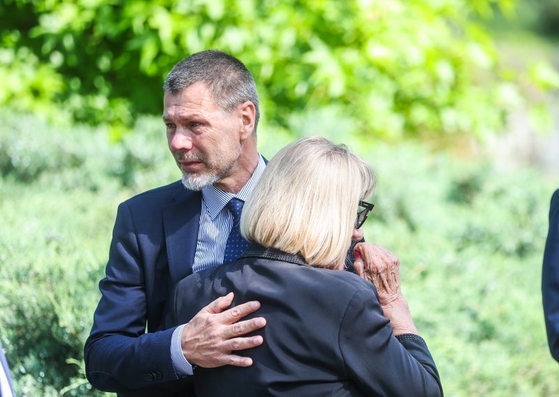 Boban zaplakao na Draženovom grobu