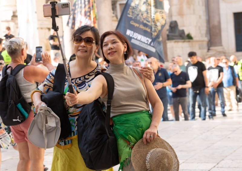Molitelji zbunili turiste: Prvo su se pitali što rade, a onda s njima udarali selfieje