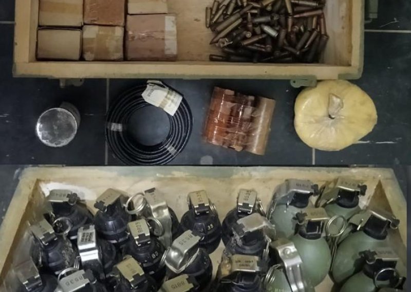 Kupila kuću, a onda se šokirala: Pronašla 27 ručnih bombi, eksploziv, 470 komada streljiva