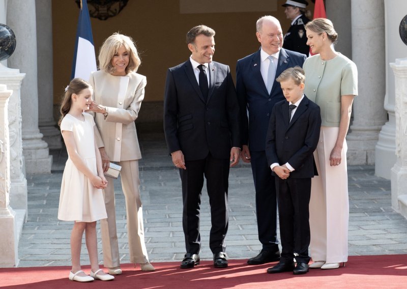 Povijesni posjet: Raznježena Brigitte Macron susrela se s princezom Charlene i djecom