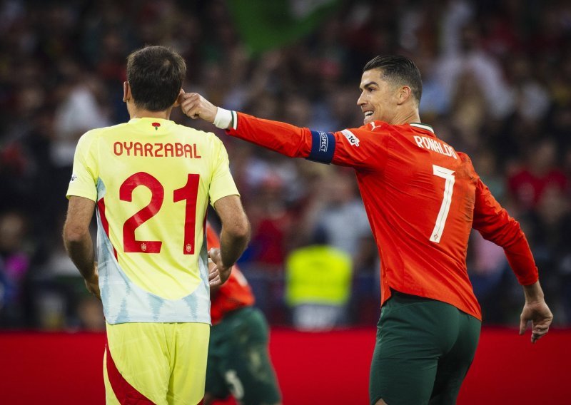 Pogledajte bizaran potez Ronalda; zbunjenog Španjolca uhvatio za uho