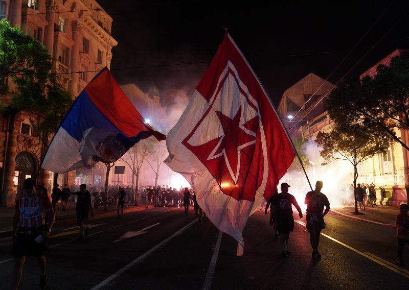 Kaos u Beogradu, Delije na skuterima u osvetničkom napadu na Grobare