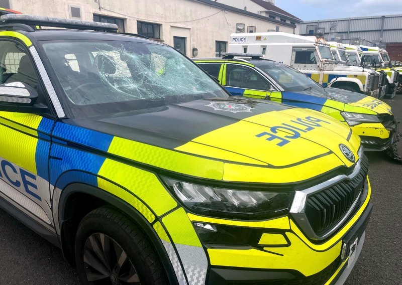 Nastavljaju se neredi u Sjevernoj Irskoj, policija upotrijebila vodeni top protiv prosvjednika