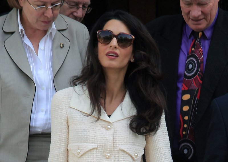 Pokušala je proći nezamijećeno: Amal Clooney 'uhvaćena' u najboljim trapericama i još ljepšoj bluzi
