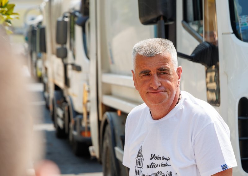Miro Bulj s kamionima punima otpada pred Županijom: 'Došao sam na pravo mjesto'