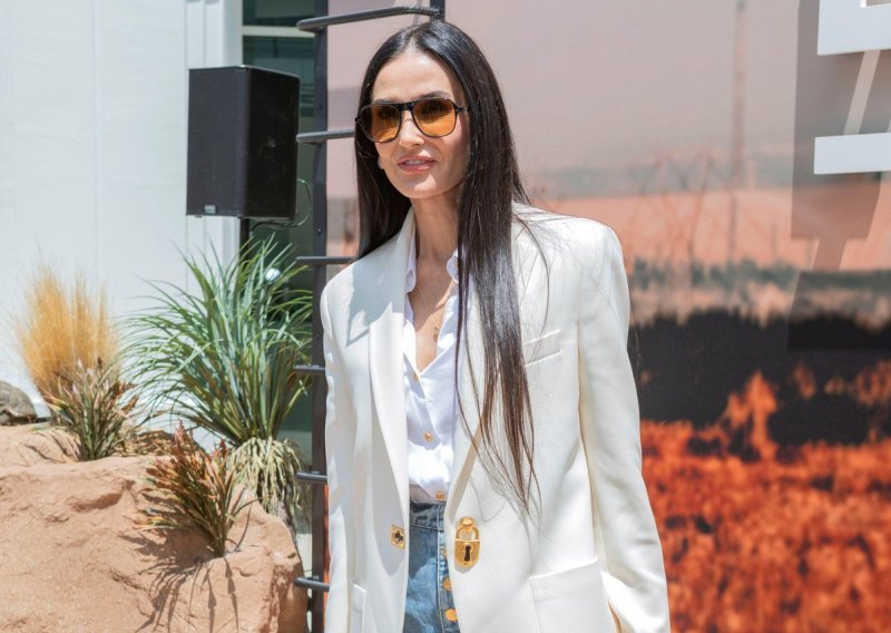 Ležerna elegancija Demi Moore: Spojila vječne komade, ali svi su gledali u njezinu torbicu