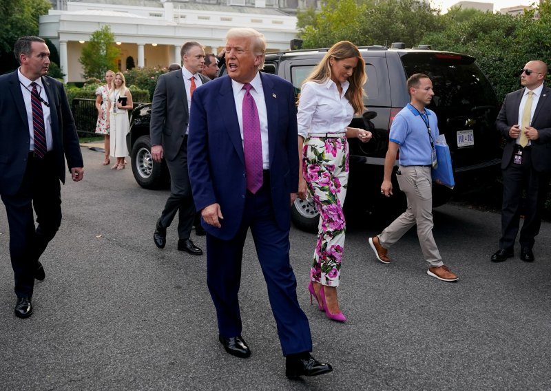Neugodna tišina na balkonu: Zbog ovoga je odnos Melanije i Trumpa ponovno pod povećalom