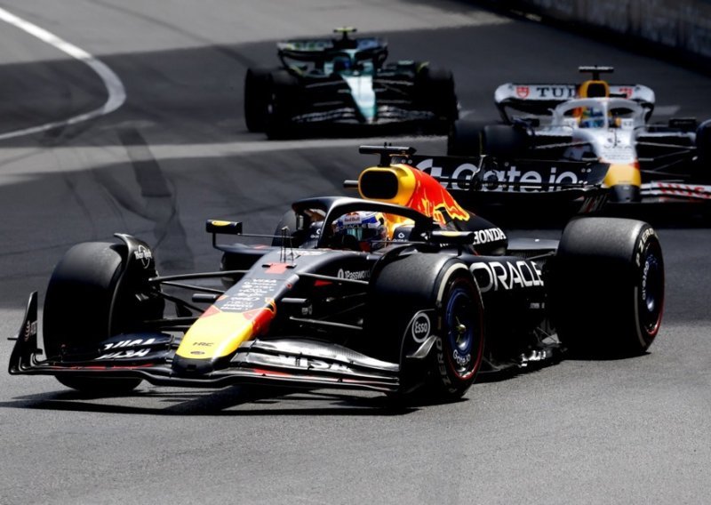 Max Verstappen najbrži, Charles Leclerc izletio i Ferrarijem se zabio u zid