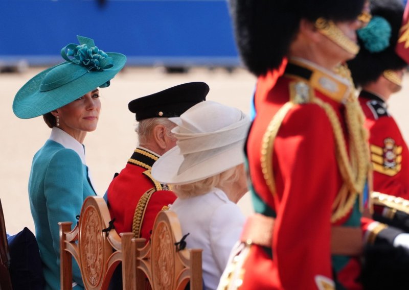 Uhvaćeni u trenutku: Kate Middleton usred parade koketirala s Williamom