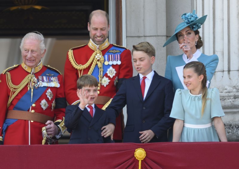 Princ William srušen na pod: Preslatki George, Louis i Charlotte nisu mogli odoljeti