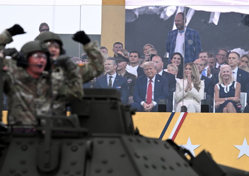 Trump vojnu paradu promatrao iza neprobojnog stakla, a onda zaprijetio Iranu: Ako budemo napadnuti...