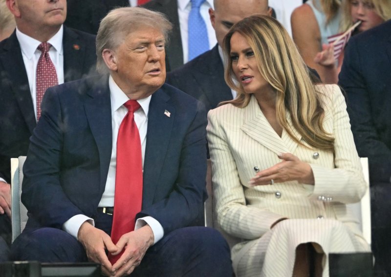 'Umrla' od dosade: Melania je na rođendanu Donalda Trumpa - zaspala!?