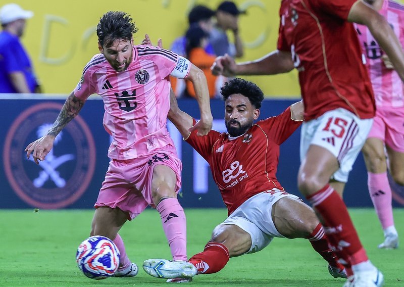 Messi kiksao na početku SP-a. Pogodio je gredu i stativu, ali ga je spasio golman