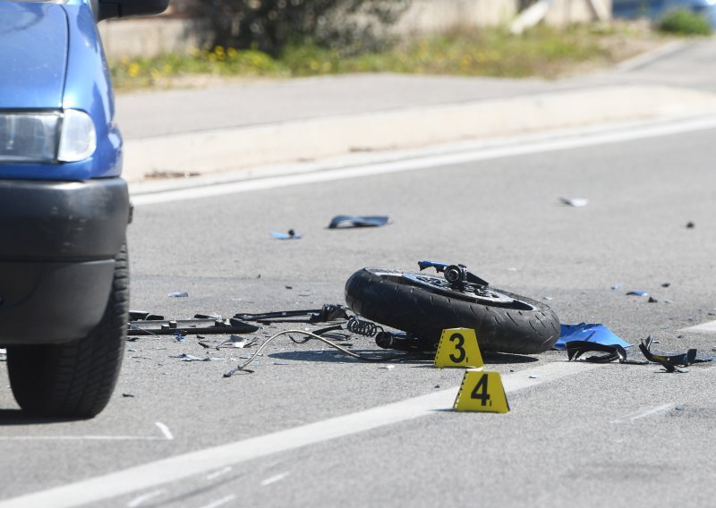 Vozač motora na A4 naletio na oštećene dijelove ograde i poginuo
