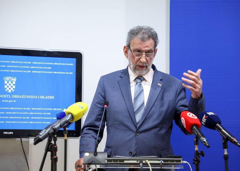 Fuchs: Najstariji sam u Vladi, ostajem dok premijer misli da sam od koristi