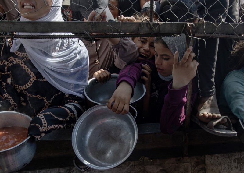 Izrael opet ispalio granate na Palestince koji su čekali hranu, ubijeno ih 45
