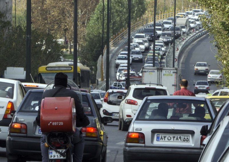 Tisuće bježe iz Teherana nakon izraelskih napada, kilometarski redovi na pumpama