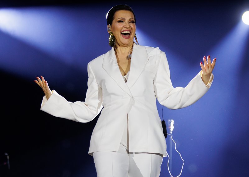 Udobne, a elegantne: Hlače kakve nosi Nina Badrić najbolja su alternativa haljinama
