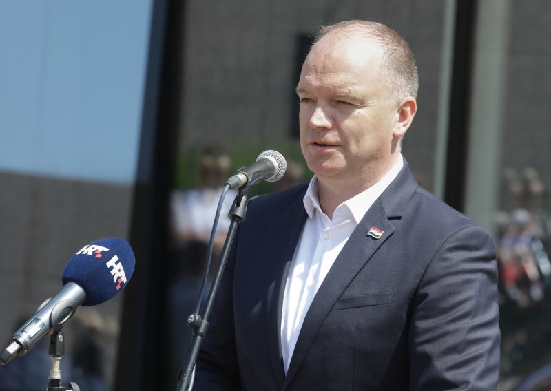 Ministar Šipić u Subotici najavio ulaganja u hrvatske vrtiće