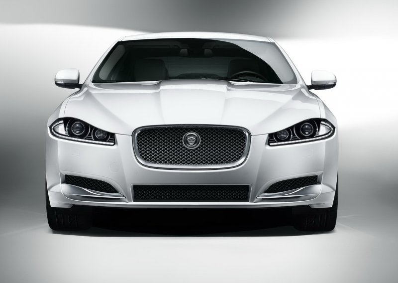 Jaguar potvrdio XF sa seksi guzom