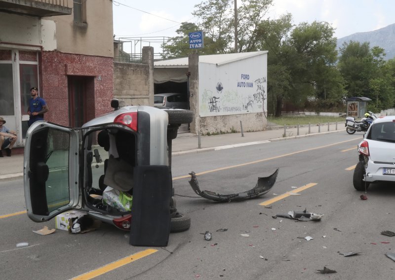 Strašne scene iz Splita: Automobil se prevrnuo nakon sudara, jedna žena ozlijeđena