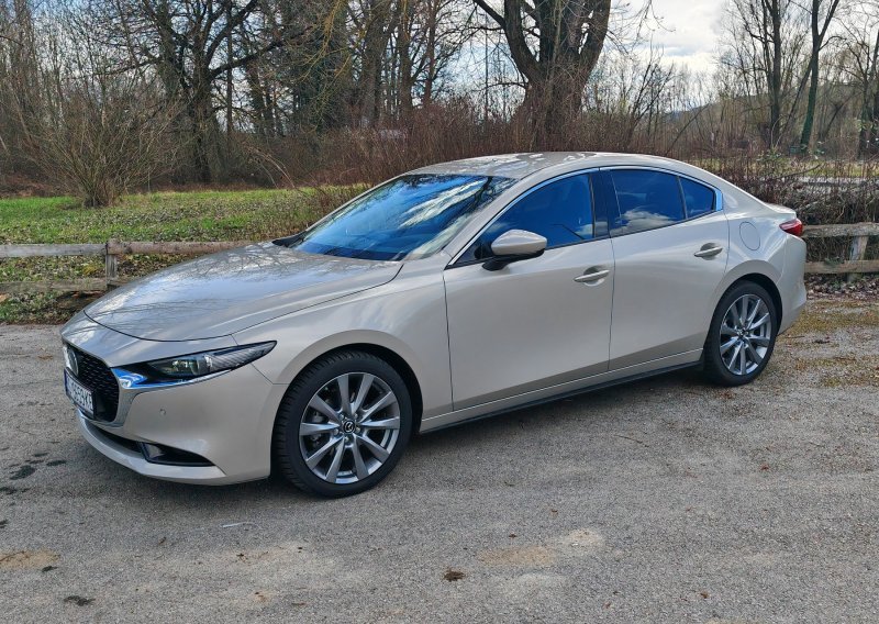 Vozili smo Mazdu3 2.5 e-Skyactiv G 140: Elegantna i sofisticirana limuzina s izvrsnim motorom