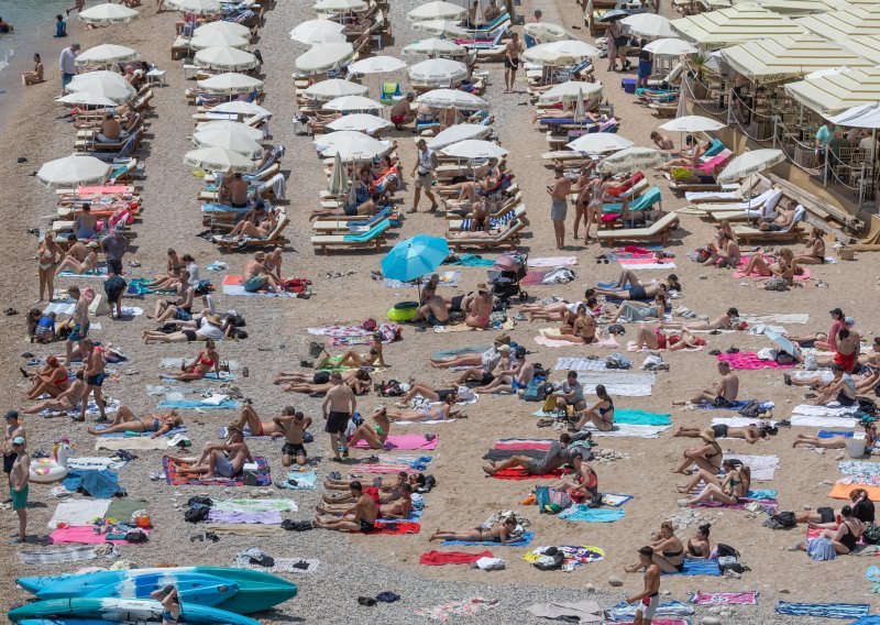 FOTO Krcate plaže: Brojni kupači danas uživaju na hrvatskoj obali
