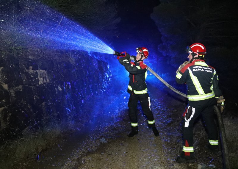 Više požara izbilo između Brela i Piska: Vatrogasci će na terenu ostati cijelu noć