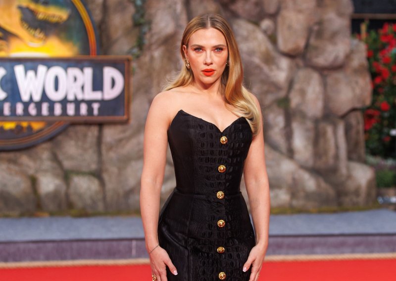 Scarlett Johansson očarala Berlin u haljini inspiriranoj dinosaurima
