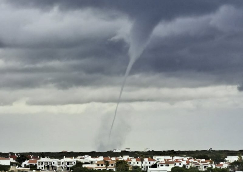 Lovci na oluje uhvatili spektakularan trenutak: Golemi tornado prolazi kraj duge