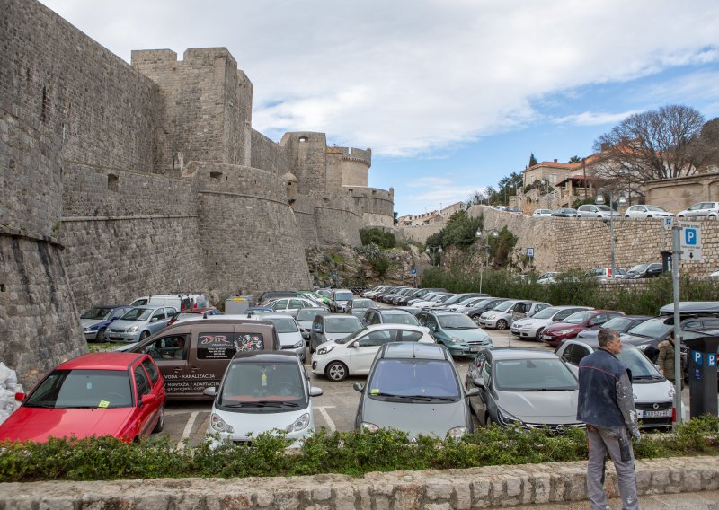 Dubrovnik raspisao kazne; rekorder tvrtka za auto taksi usluge sa 61 prekršajem