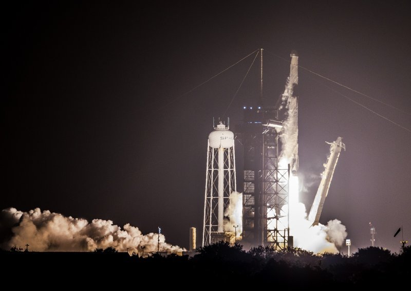 Letjelica SpaceX-a s četiri astronauta na putu prema Zemlji